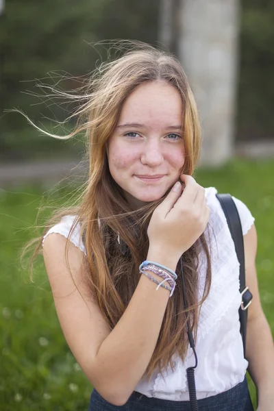 Retrato menina ao ar livre. — Fotografia de Stock