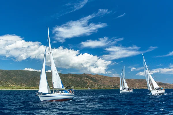 Iates à vela em regata — Fotografia de Stock