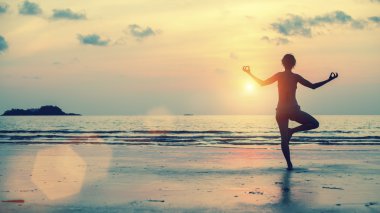 Kız Sahilde meditasyon