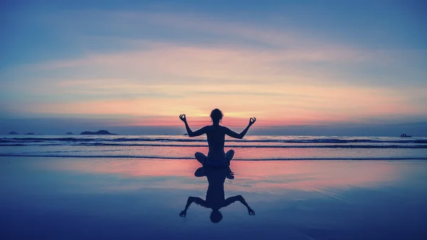 Meditatie meisje op zonsondergang — Stockfoto