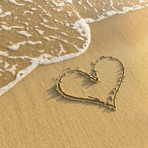 Coração desenhado em areia de praia — Fotografia de Stock