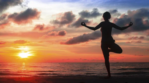 Mujer yoga en la playa del océano —  Fotos de Stock