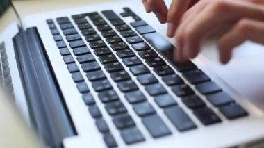 bilgisayarda yazarak eller