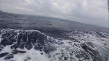 Fırtınalı havalarda yelken.