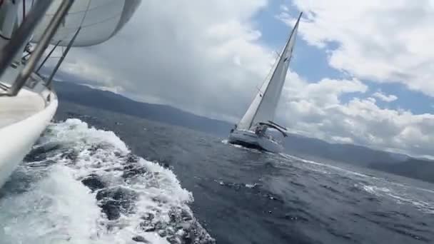 Barcos de lujo que viajan por mar — Vídeo de stock