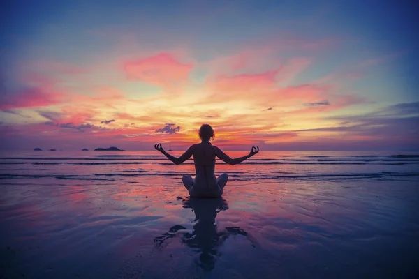 Kadın meditasyon yapıyor. — Stok fotoğraf