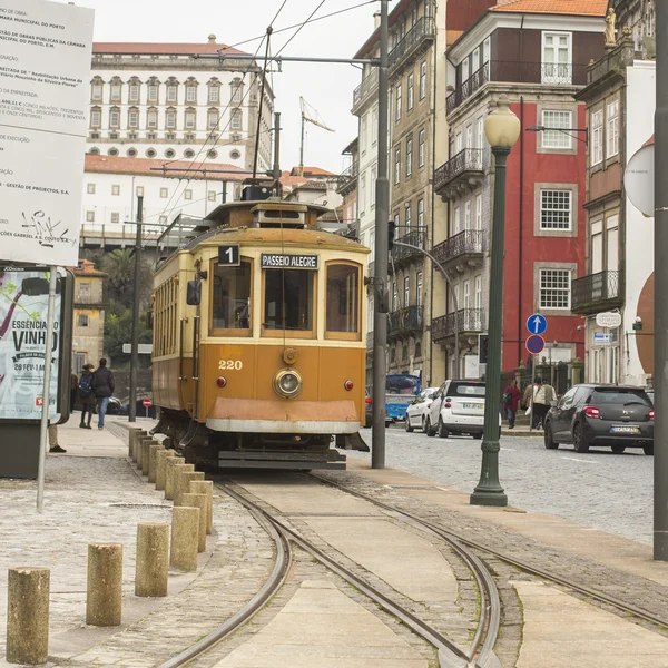 Straßenbahn auf der Straße von Porto — Stockfoto