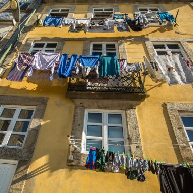 Porto giysilerle kurutma