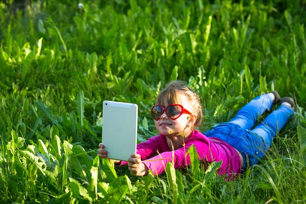 태블릿 PC 를 들고 있는 어린 소녀 — 스톡 사진