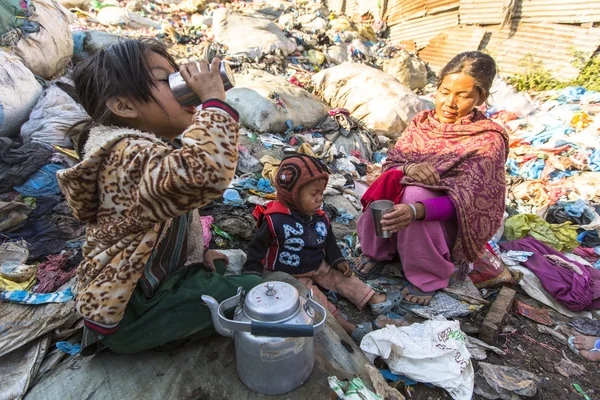 Enfant et parents pendant le déjeuner — Photo