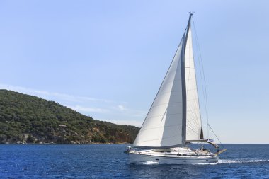 Yelkenli deniz üzerinde