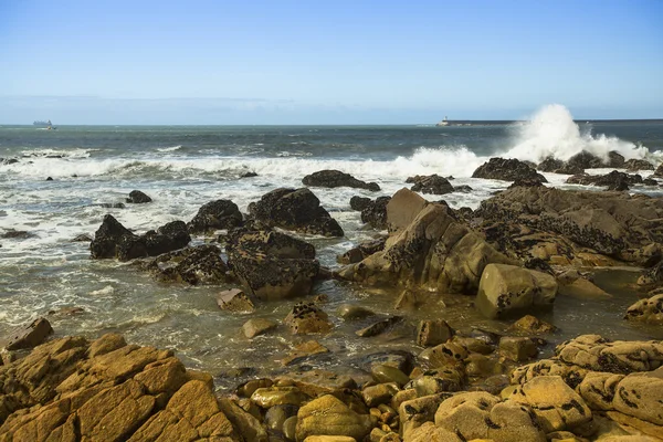 Costa rocciosa dell'oceano — Foto Stock