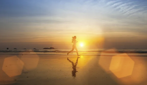 Silhouette Jogging sulla spiaggia del mare — Foto Stock