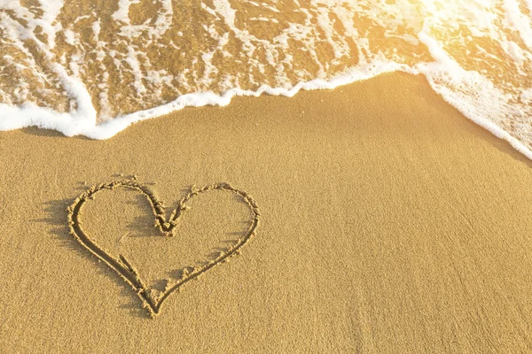 Coração desenhado na praia do mar — Fotografia de Stock