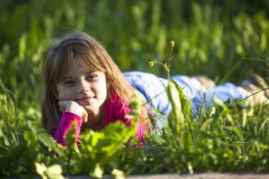 Kız çimenlerde yatıyor.
