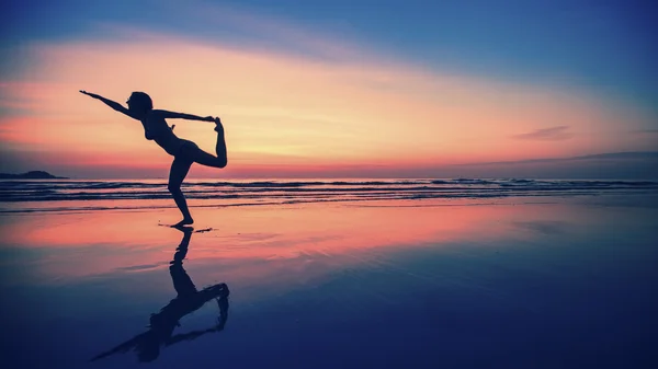 Sahilde kadın fitness — Stok fotoğraf