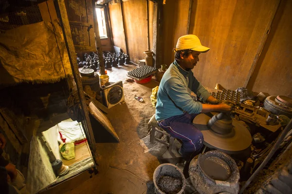 Man aan het werk in de zijn pottenbakkerij — Stockfoto