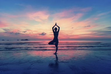 Kadın Yoga poz ayakta