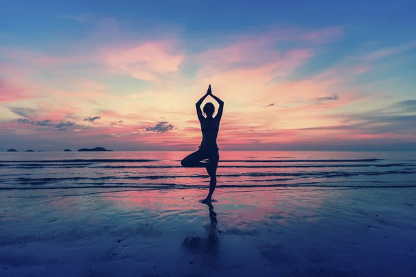 Mujer de pie en pose de yoga — Foto de Stock