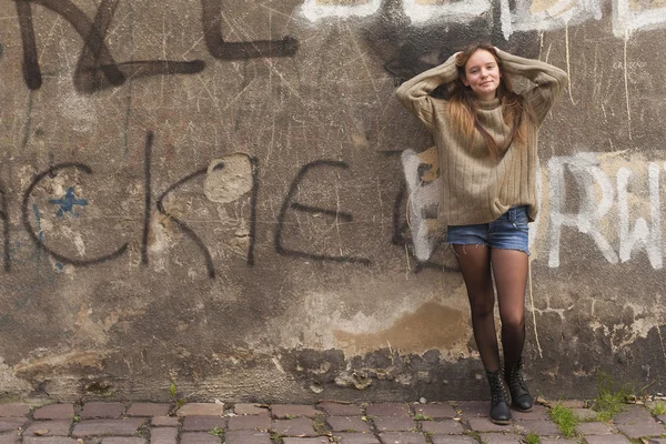 Trendy ragazza in pantaloncini — Foto Stock