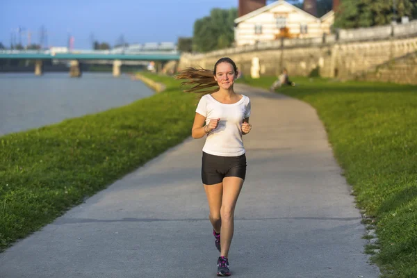 Jeune fille courir en ville — Photo