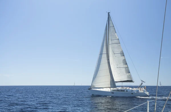 Iate à vela no mar Egeu — Fotografia de Stock