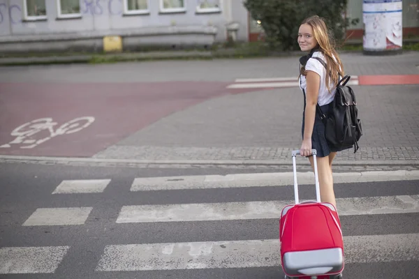 Tini lány a szabadban bőrönddel Jogdíjmentes Stock Fotók
