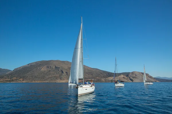 Segler nehmen an Segelregatta teil — Stockfoto