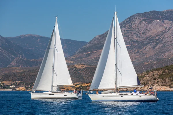 Segler nehmen an Segelregatta teil — Stockfoto