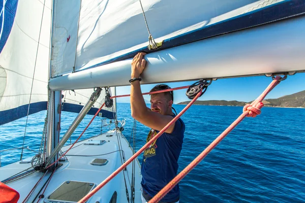 Sailor részt vesz vitorlás regatta — Stock Fotó