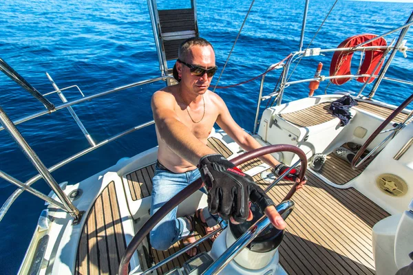 Segler nehmen an Segelregatta teil — Stockfoto