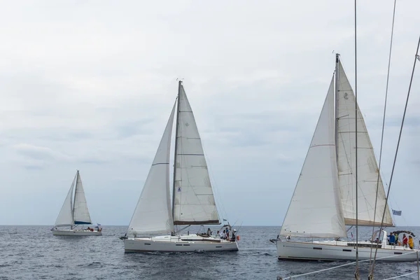 Zeilers deelnemen aan zeilregatta — Stockfoto