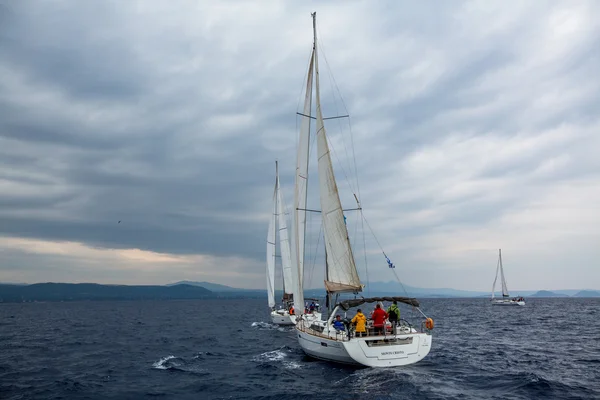 Los marineros participan en regata de vela — Foto de Stock