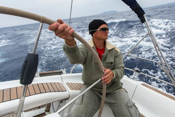 Zeiler deelnemen aan zeilregatta — Stockfoto