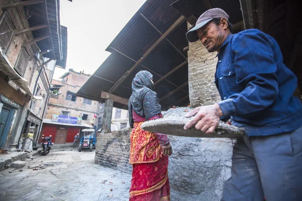 Nepaleses trabajando en taller de cerámica —  Fotos de Stock