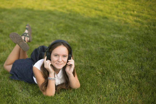 Jovem menina bonito apreciando música — Fotografia de Stock