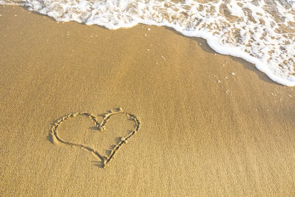 Coração desenhado na areia — Fotografia de Stock