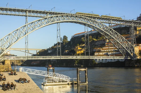 Berühmte dom luis i brücke bei ribeira — Stockfoto