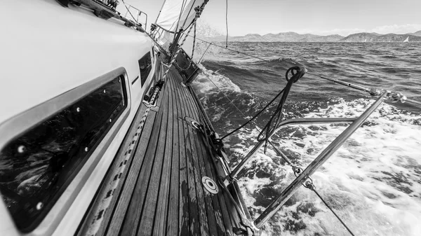 Яхта в гонке на море — стоковое фото