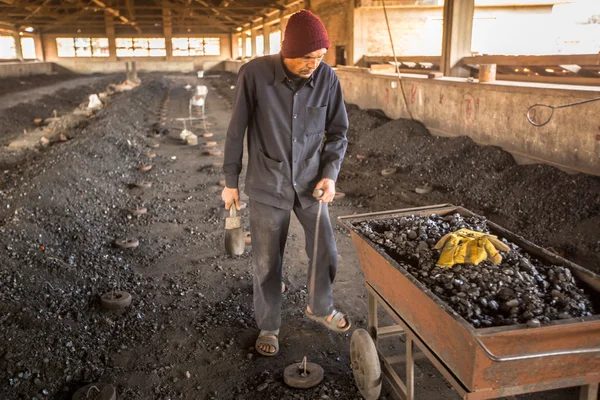 在尼泊尔砖厂的人工作 — 图库照片