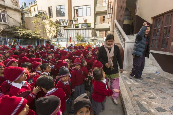 Leerlingen tijdens dans les in Nepal — Stockfoto