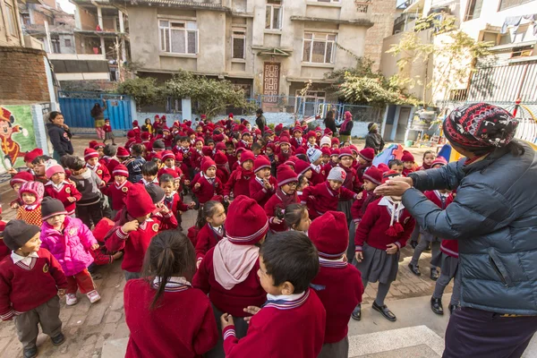 Žáci během taneční lekce v Nepálu — Stock fotografie