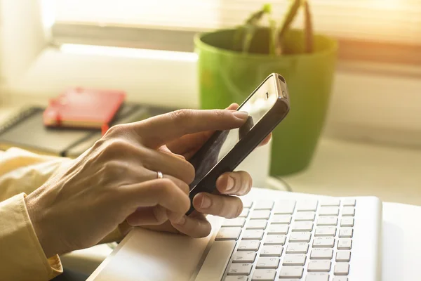 Frau benutzte Handy — Stockfoto