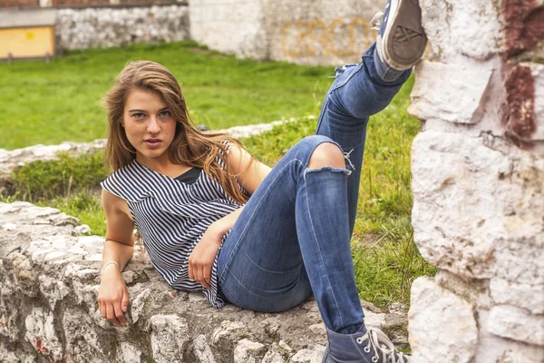 Ung flicka liggande på sten — Stockfoto