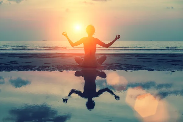 Silueta chica meditación — Foto de Stock