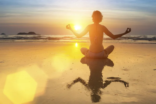 Yoga-Frau auf dem Meer Sonnenuntergang. — Stockfoto
