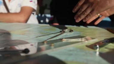 Denizciler yelkenli yarışlarına katılıyorlar.