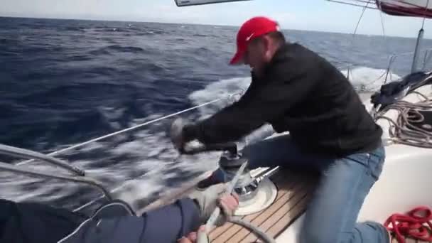 Zeilers deelnemen aan zeilregatta — Stockvideo