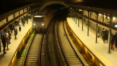 Tren ile kentsel metro istasyonu.