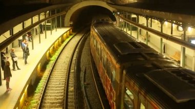 Tren ile kentsel metro istasyonu.